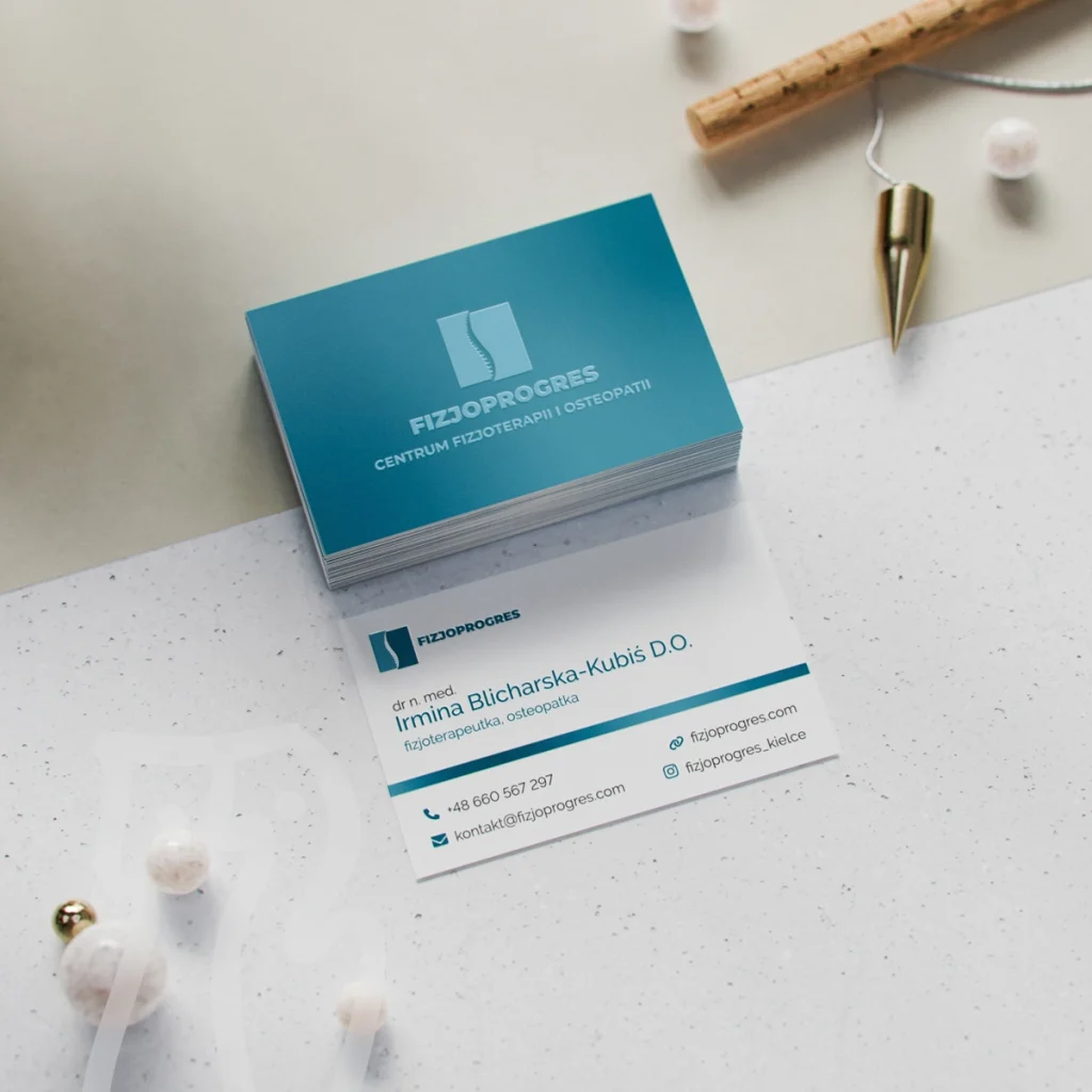 Wizualizacja projektu personalizowanej wizytówki dla fizjoterapeuty w barwach niebiesko-białych z lakierem wybiórczym na logo